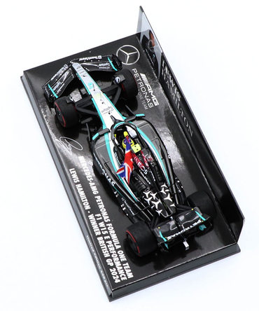 ミニチャンプス 1/43スケール メルセデス AMG ペトロナス F1 W15 E パフォーマンス ルイス・ハミルトン 2024年 イギリスGP 優勝 フラッグ付き