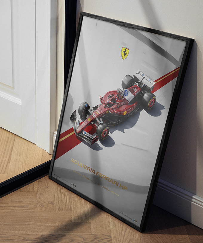 【額装済み】フェラーリ SF-25 – スクーデリア フェラーリ HP F1™ Team ポスター拡大画像