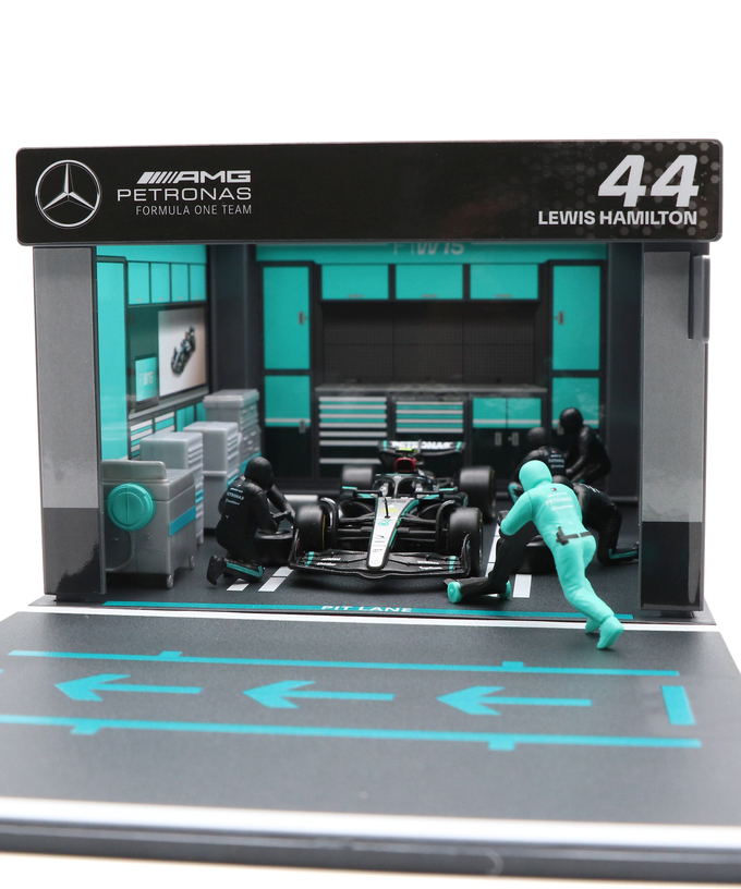 ブラゴ 1/43スケール メルセデス AMG ペトロナス F1 W15 ルイス・ハミルトン ジオラマ ピットストップセット拡大画像