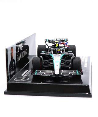 ミニチャンプス 1/43スケール メルセデス AMG ペトロナス F1 W15 E パフォーマンス ルイス・ハミルトン 2024年 イギリスGP 優勝 フラッグ付き