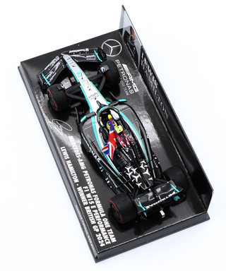 ミニチャンプス 1/43スケール メルセデス AMG ペトロナス F1 W15 E パフォーマンス ルイス・ハミルトン 2024年 イギリスGP 優勝 フラッグ付き